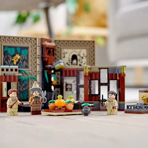 LEGO [Harry Potter] - Hogwarts Moment: Herbology Class Building Set (76384) - Image 12