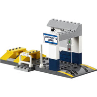 LEGO [Juniors] - Smokey's Garage Building Set - Cars 3 Series (10743)- Image 4